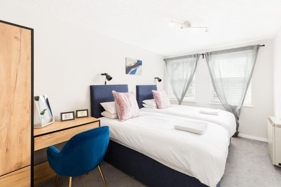 Contractor & Corporate Flat WiFi Parking Apartment in Warwick
