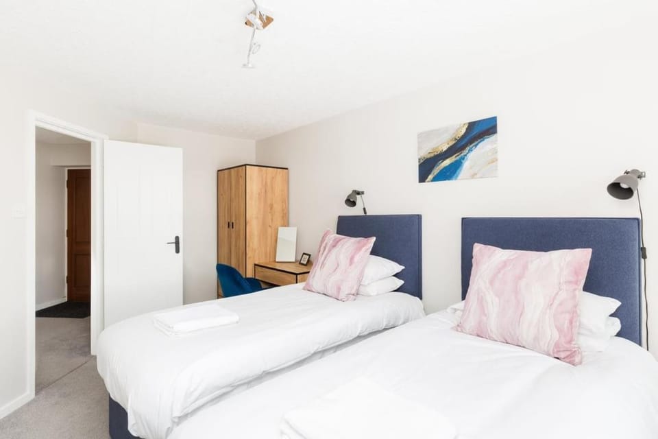 Contractor & Corporate Flat WiFi Parking Apartment in Warwick