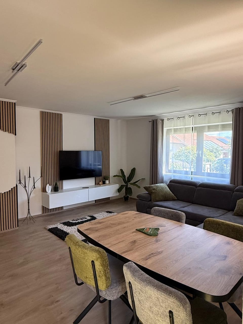 TV and multimedia, Living room, Seating area, Dining area