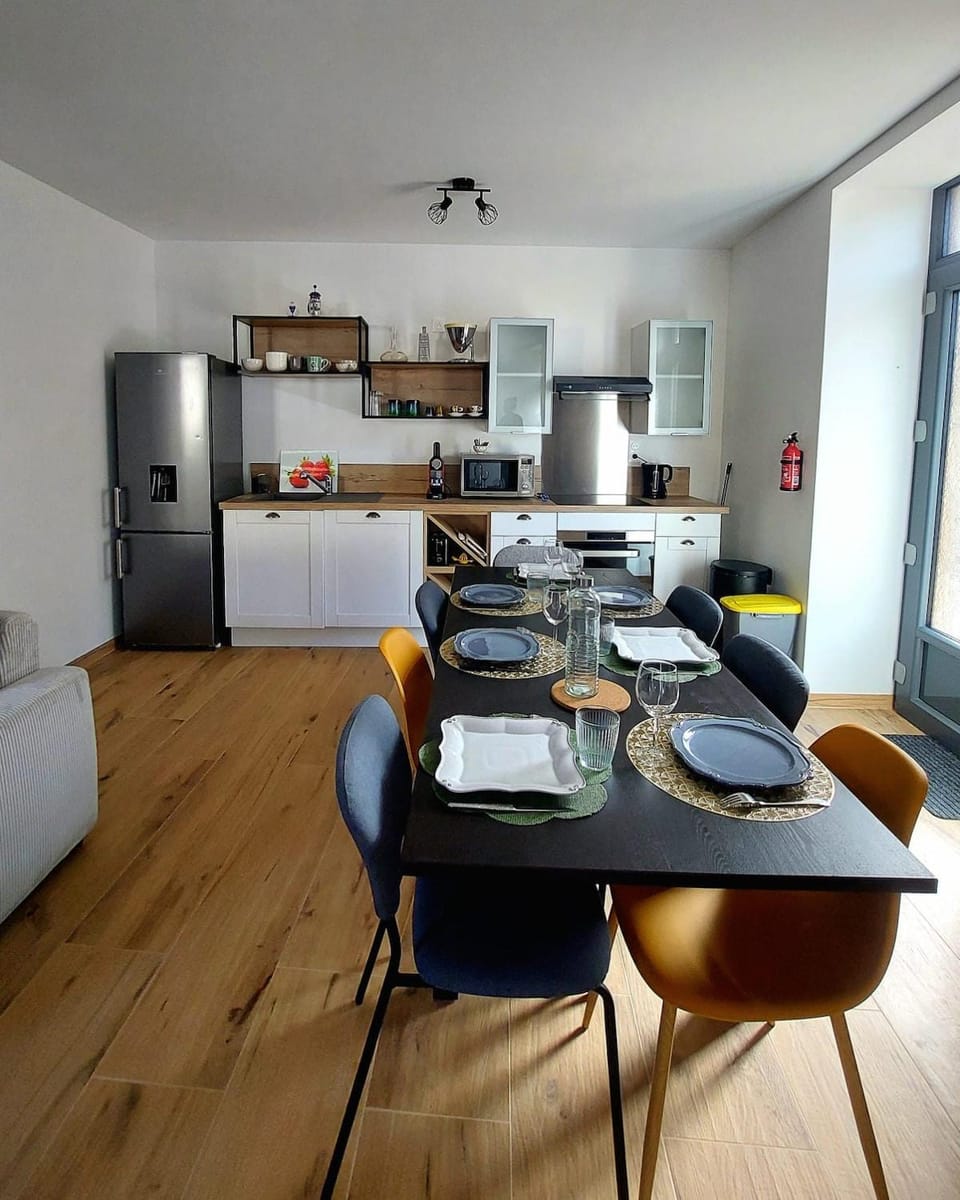 Kitchen or kitchenette, Dining area