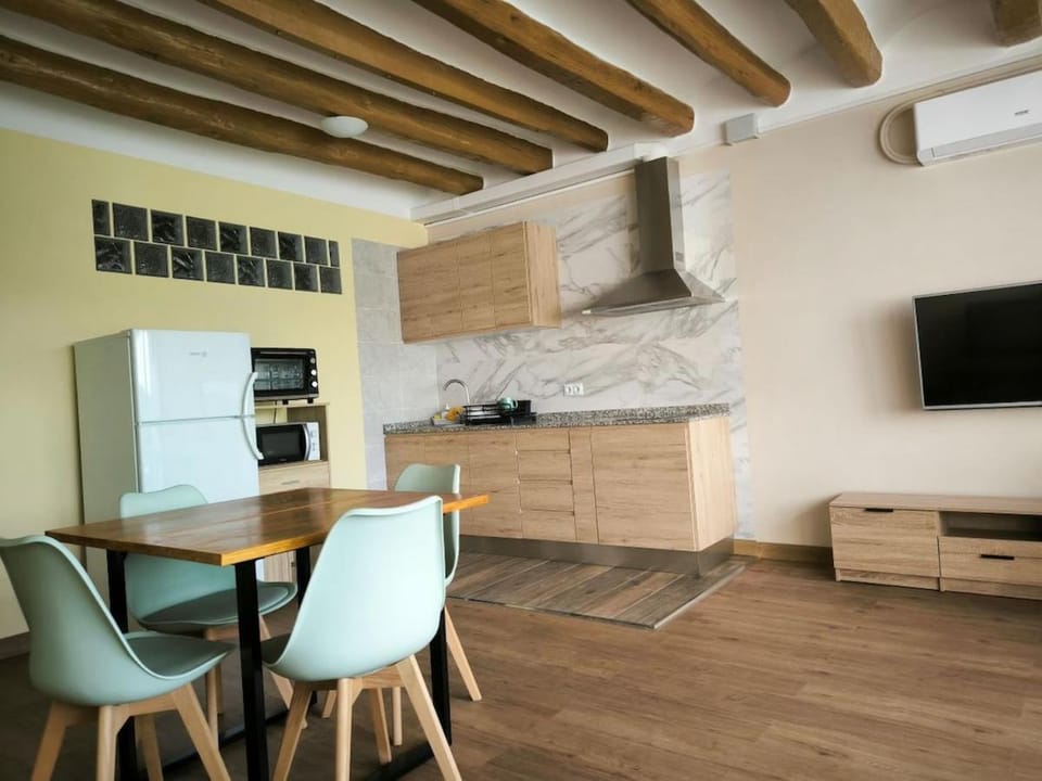Kitchen or kitchenette, Seating area, Dining area