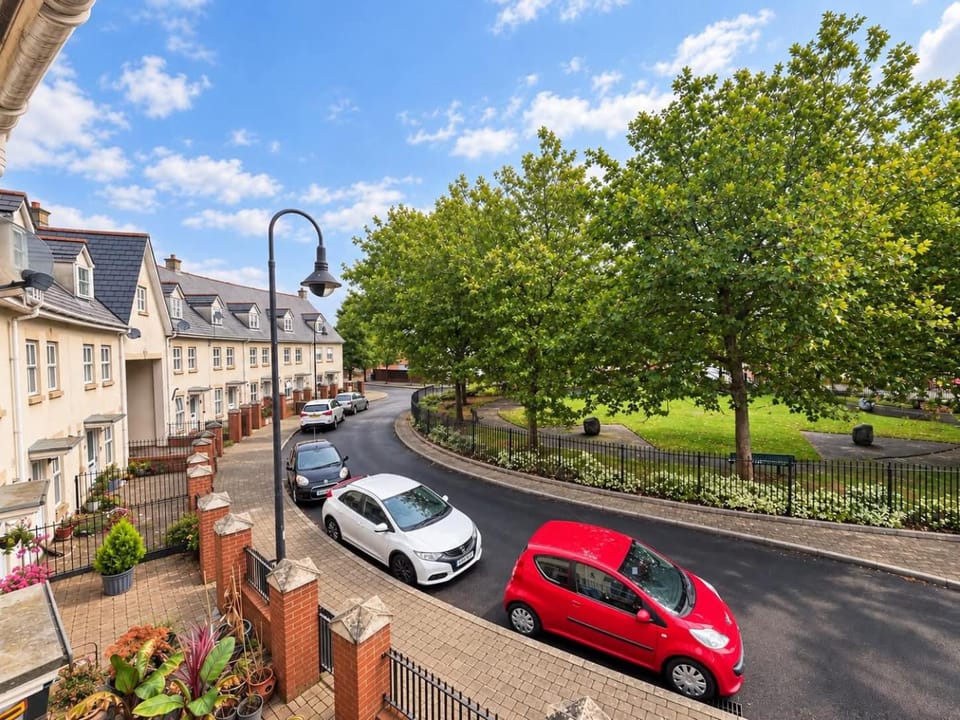 Neighbourhood, Street view, Parking