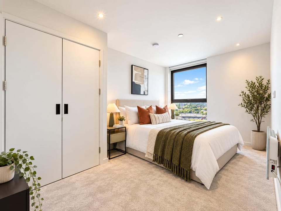 Photo of the whole room, Bedroom, wardrobe