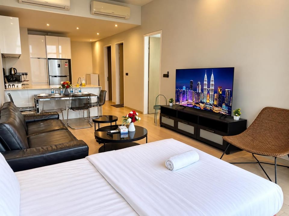 TV and multimedia, Kitchen or kitchenette, Living room, Seating area, Dining area, air conditioner