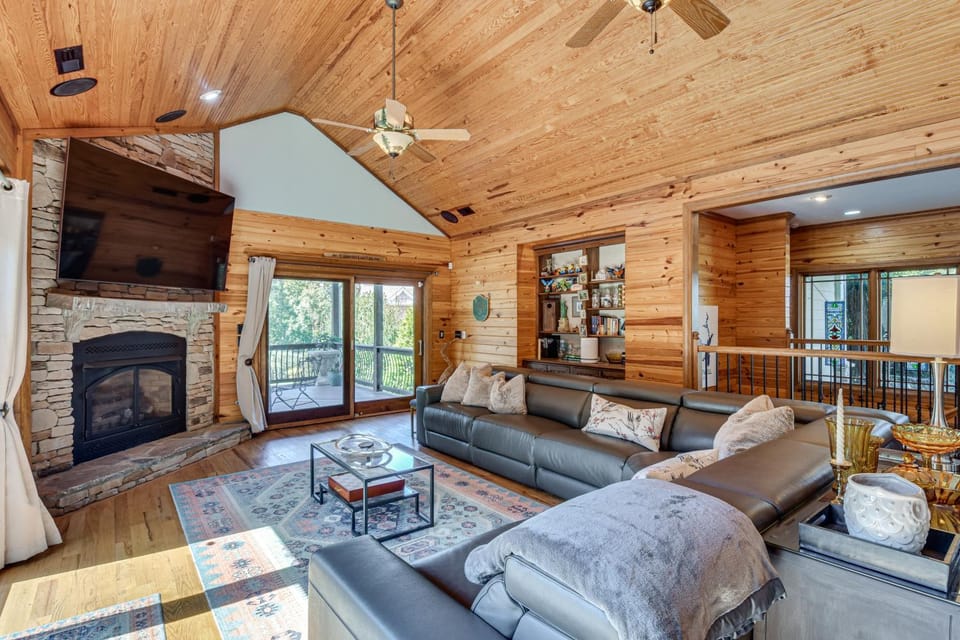 Pool, Hot Tub & Dock: Lake Hartwell Home House in Lake Hartwell