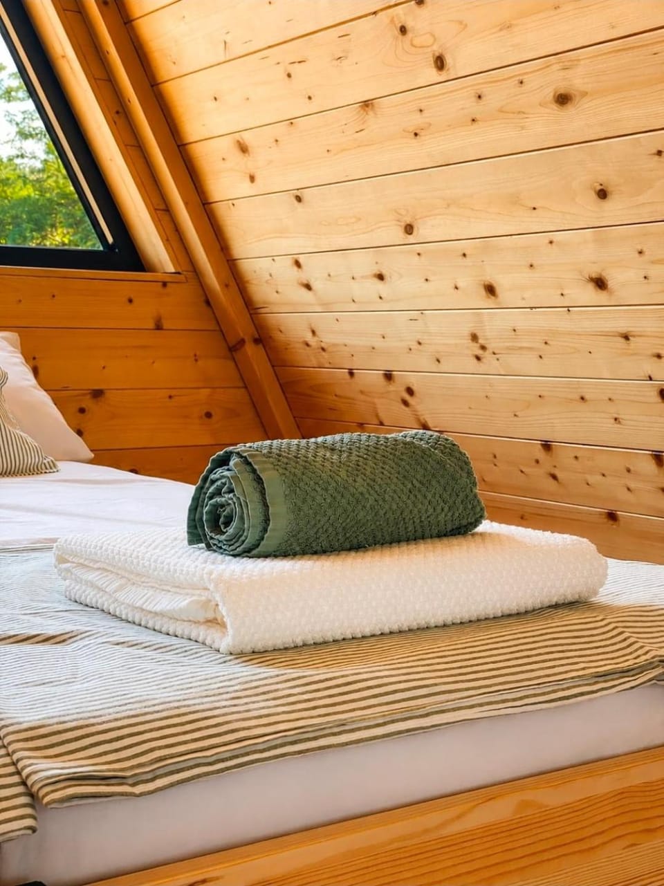 Bed, towels