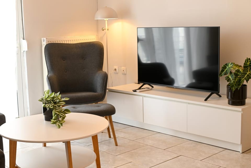 Communal lounge/ TV room, TV and multimedia, Living room, Seating area, Evening entertainment