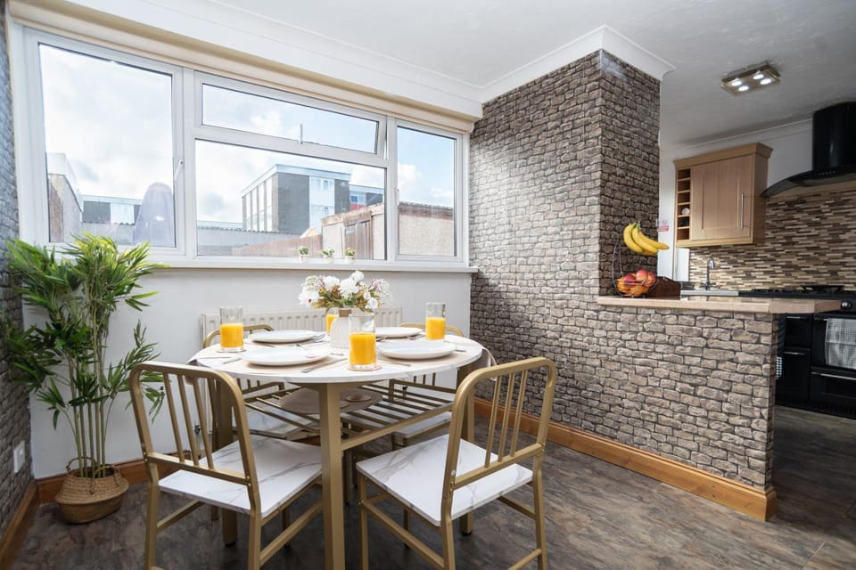 Kitchen or kitchenette, Seating area, Dining area