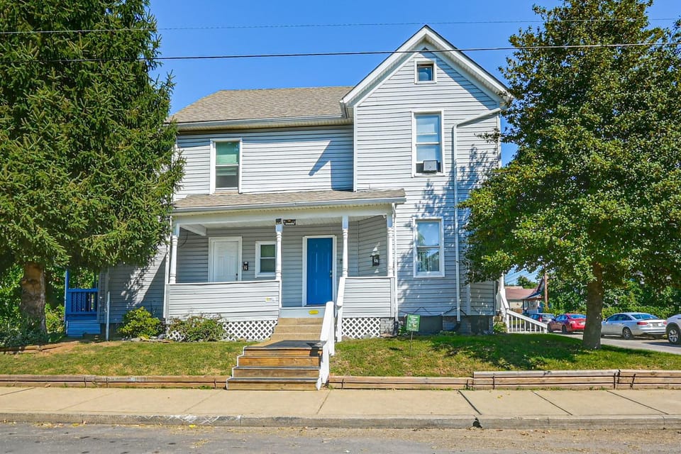 Modern 1BR: Queen Bed, Coffee Bar & Walkin Shower House in Parkersburg