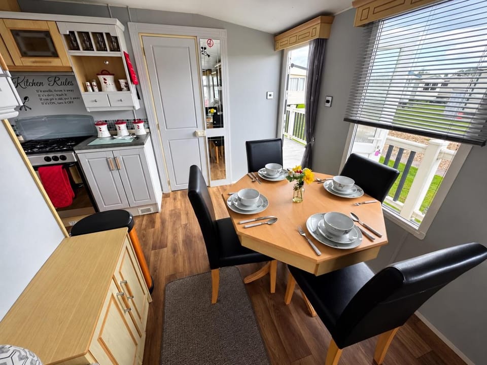 Food and drinks, Seating area, Dining area