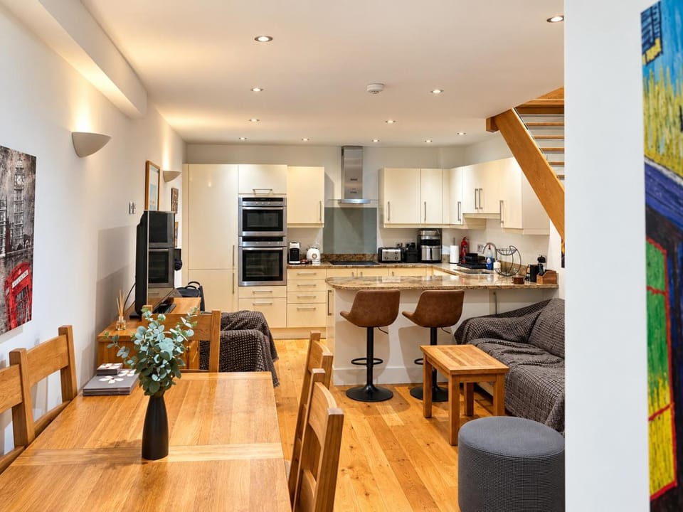 Kitchen or kitchenette, Living room, Seating area, Dining area