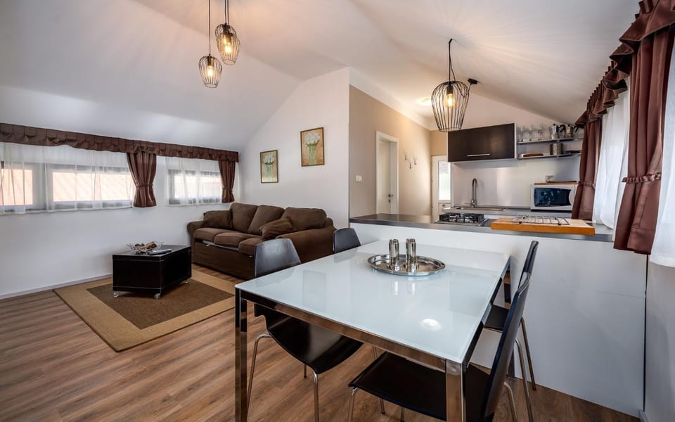 Kitchen or kitchenette, Living room