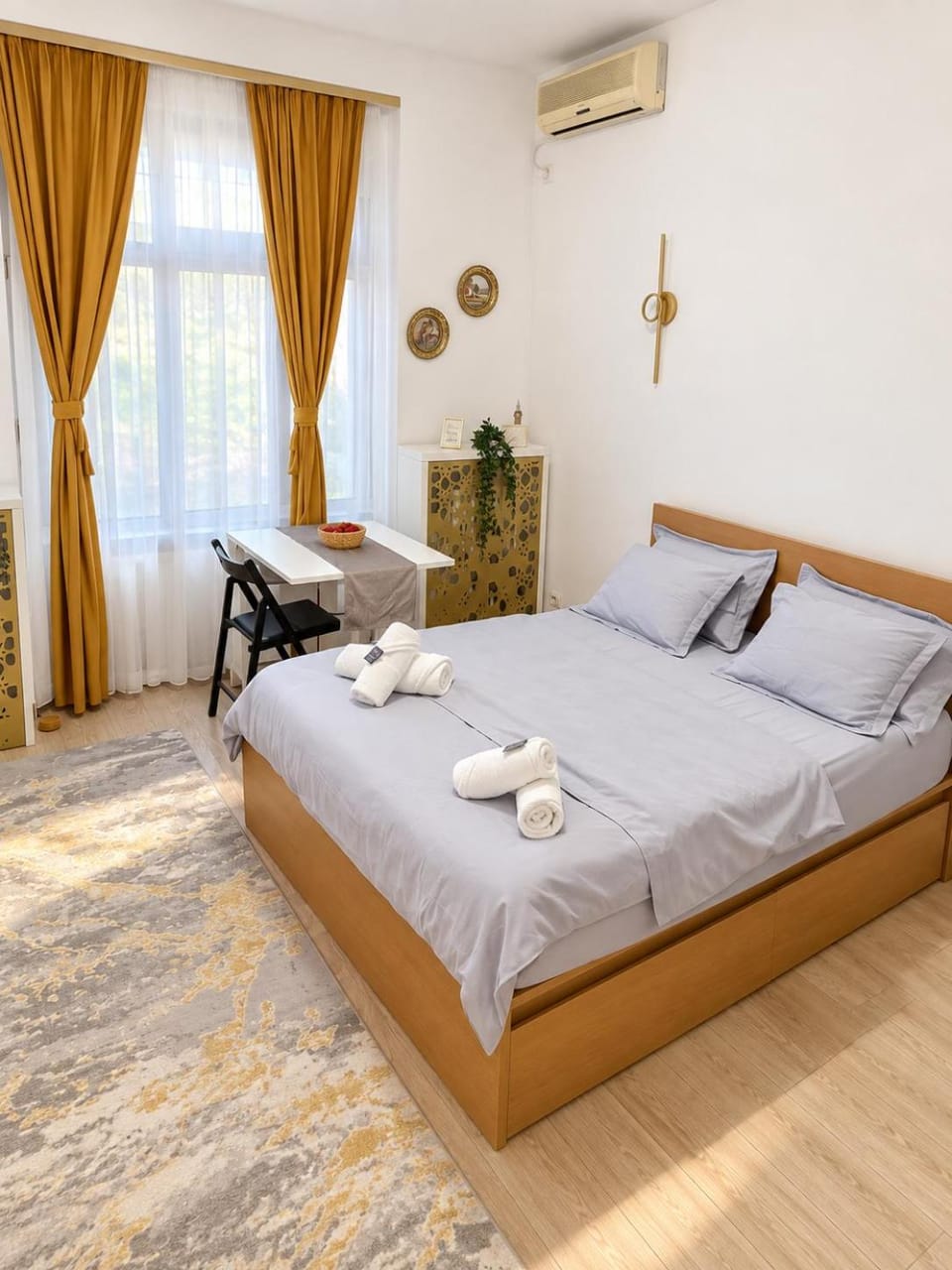 Bed, Living room, Photo of the whole room, Seating area, Bedroom, towels, air conditioner