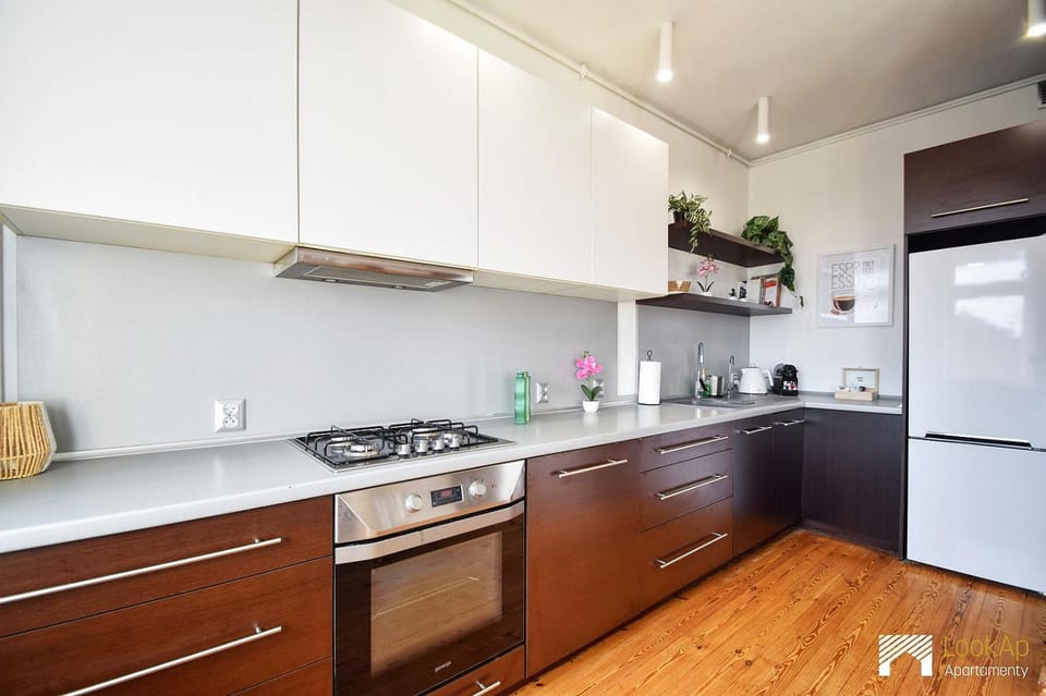 Kitchen or kitchenette, dishwasher, stove