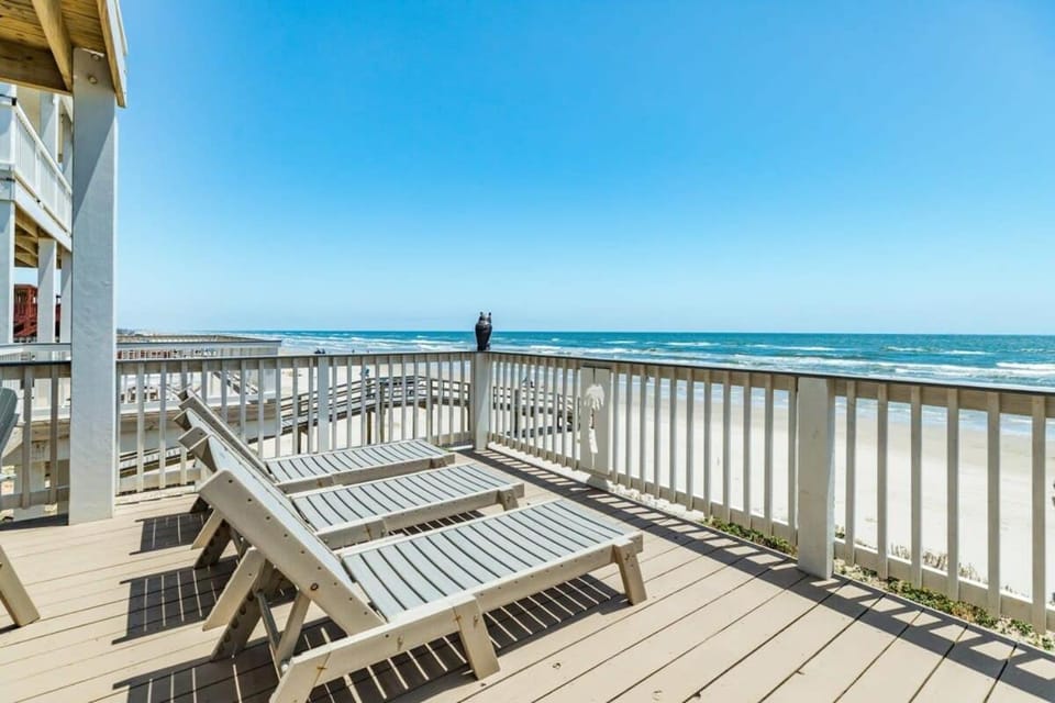 Salty Sunrise - Seaside Luxury Right on the Beach House in Surfside Beach