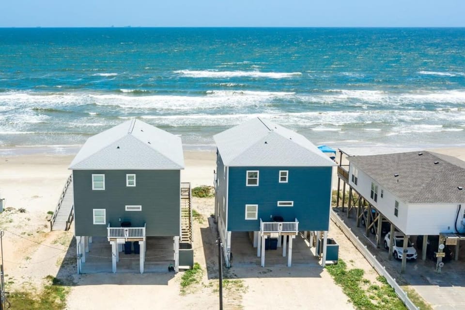 Salty Sunrise - Seaside Luxury Right on the Beach House in Surfside Beach