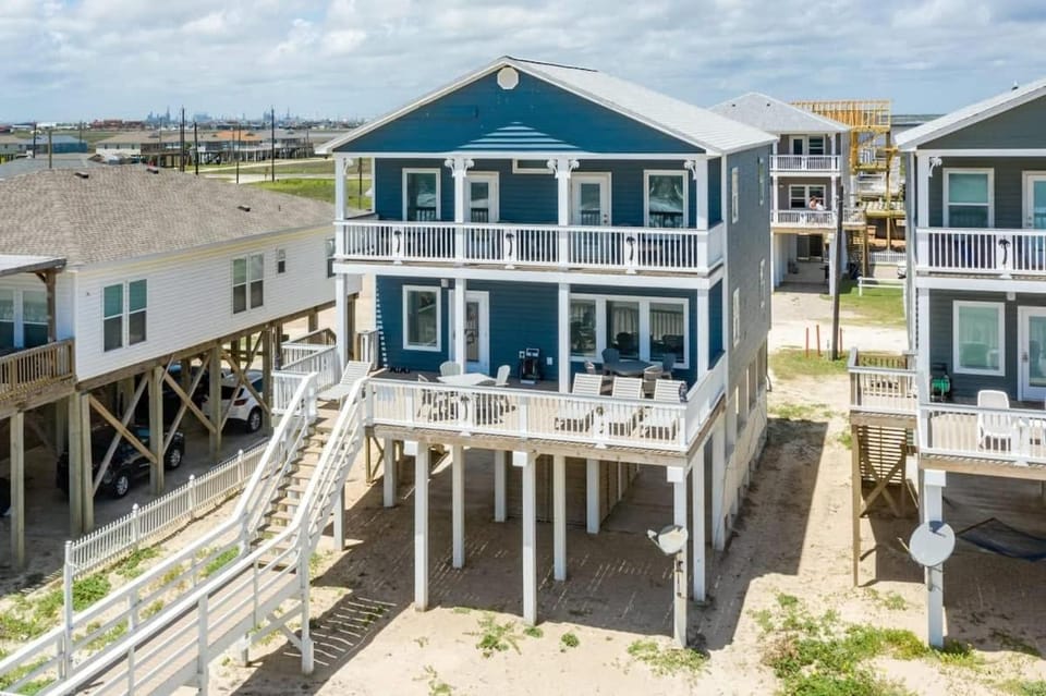 Salty Sunrise - Seaside Luxury Right on the Beach House in Surfside Beach