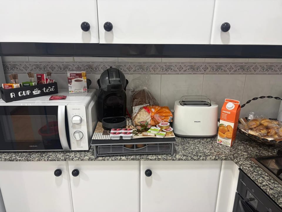 Kitchen or kitchenette, Breakfast, toaster