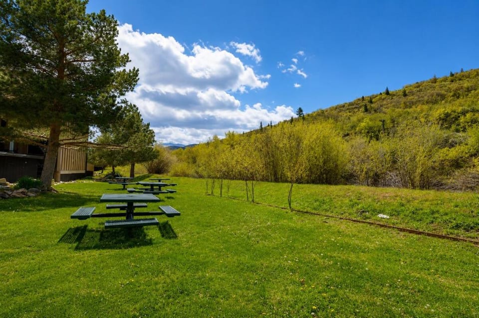 Romantic Retreat 4 Min to Skiing Apartment in Park City