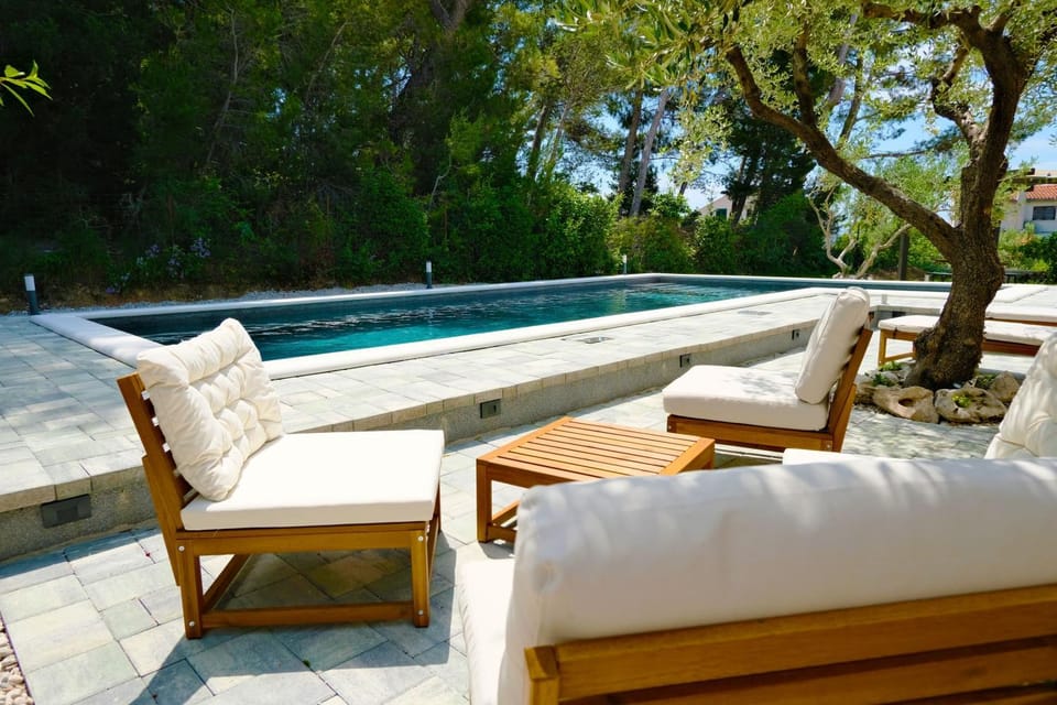 Swimming pool, sunbed