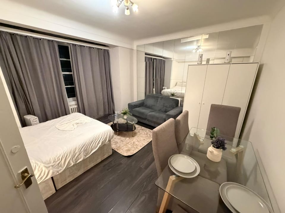 Bed, Living room