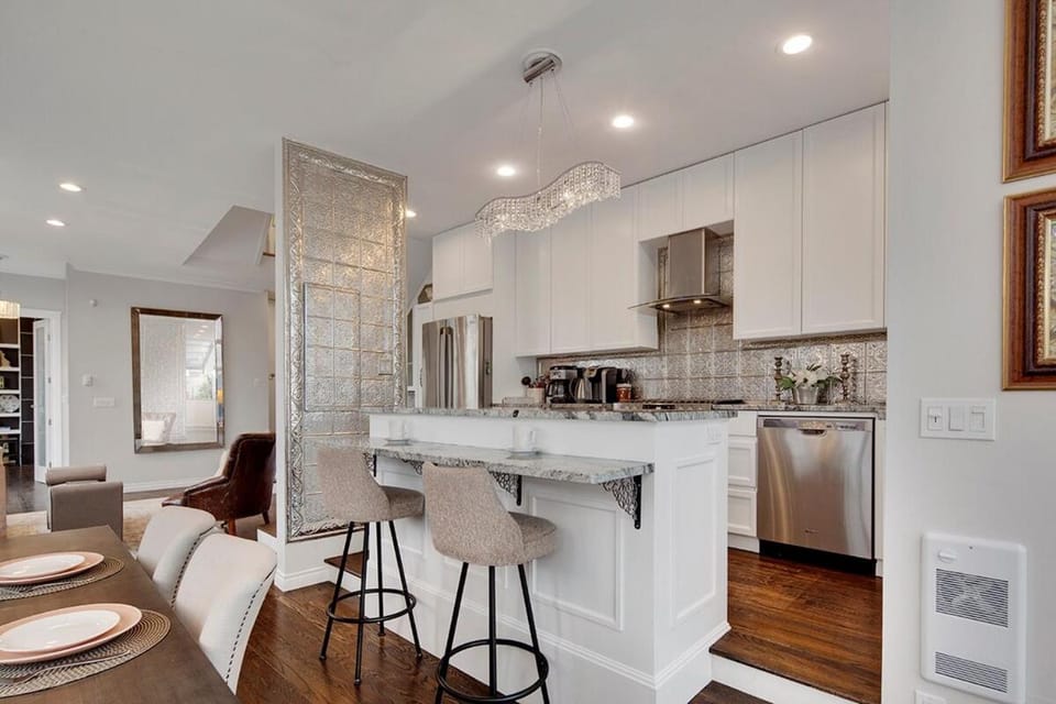 Kitsilano Luxe Home - Steps to Beach, Rooftop Apartment in Vancouver