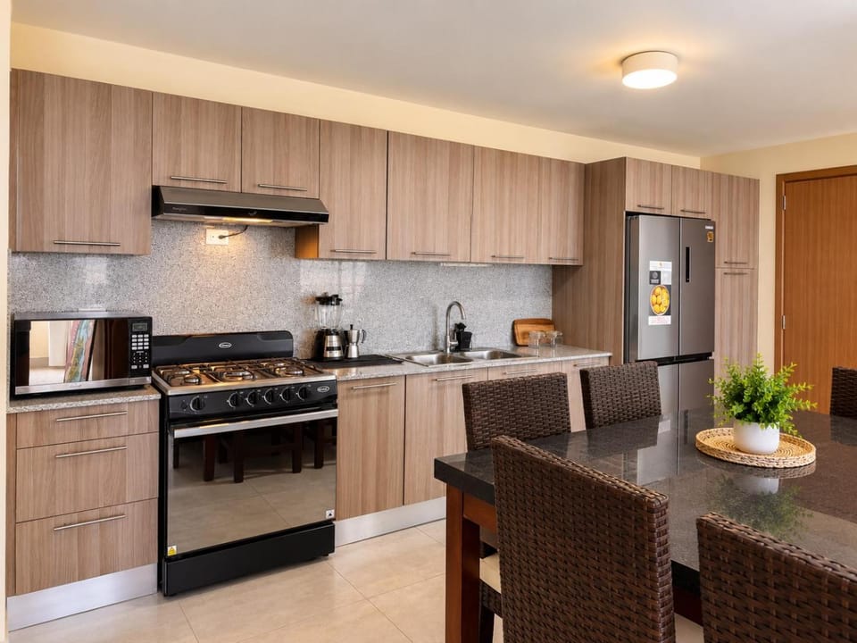 Dining area, oven, toaster