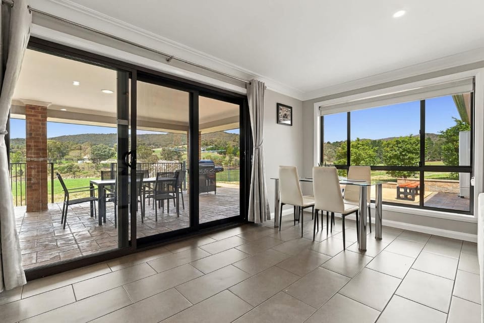 Ned Kelly's Hideaway 1 - Sleeps 4 Amazing Views House in Oberon