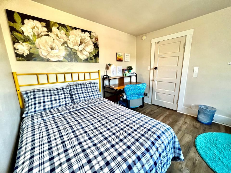 Bed, Photo of the whole room, Seating area, Bedroom