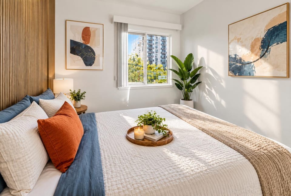 Beautiful 2BR Stay in Vibrant West End Apartment in Vancouver