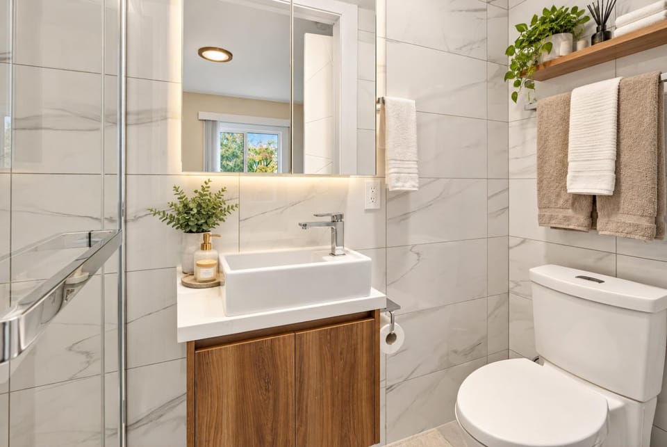 Beautiful 2BR Stay in Vibrant West End Apartment in Vancouver