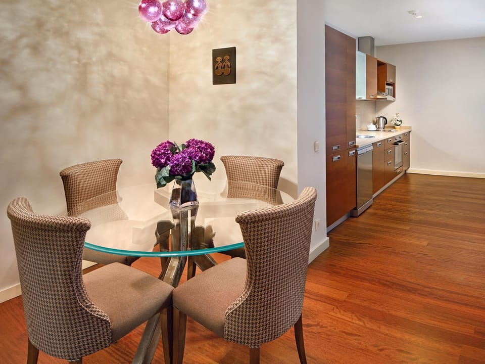 Kitchen or kitchenette, Living room, Seating area, Dining area