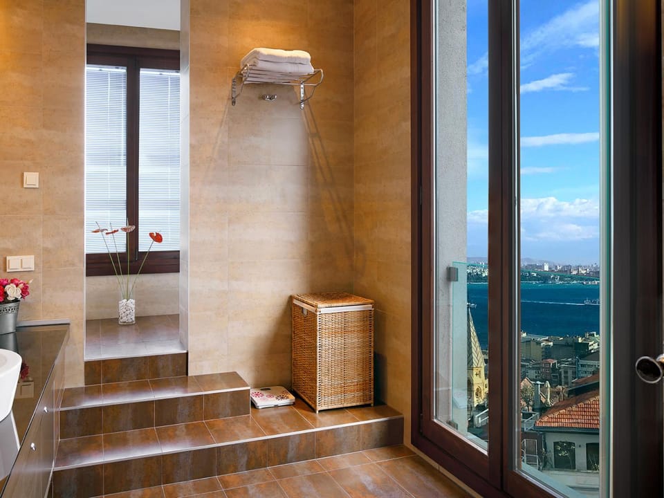 Shower, Toilet, Bathroom, City view, Landmark view, Sea view, Bath