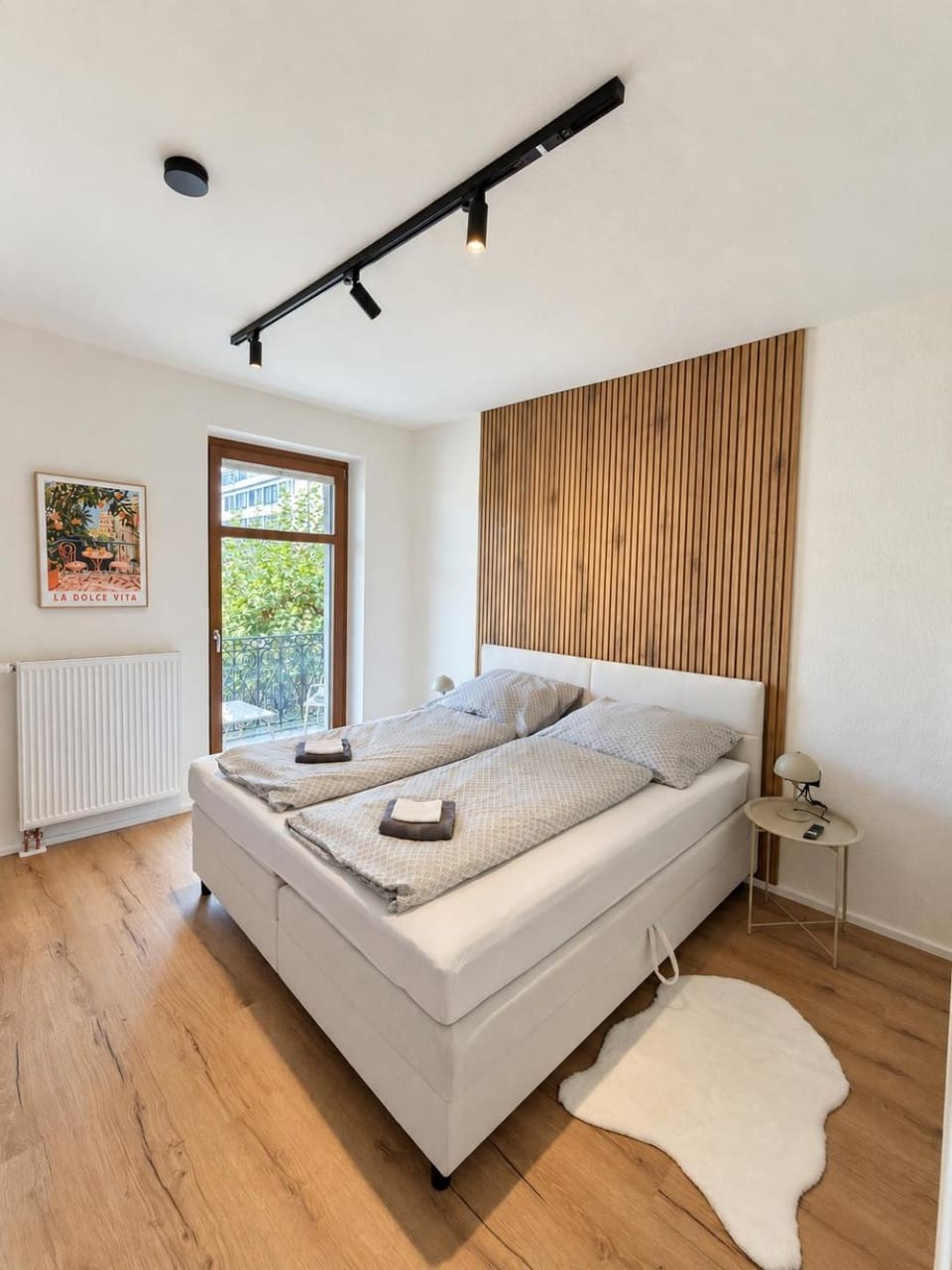 Bed, Photo of the whole room, Seating area, Bedroom, towels