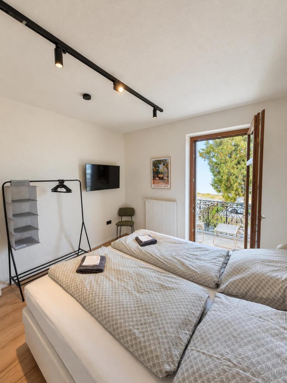 Bed, TV and multimedia, Photo of the whole room, Bedroom