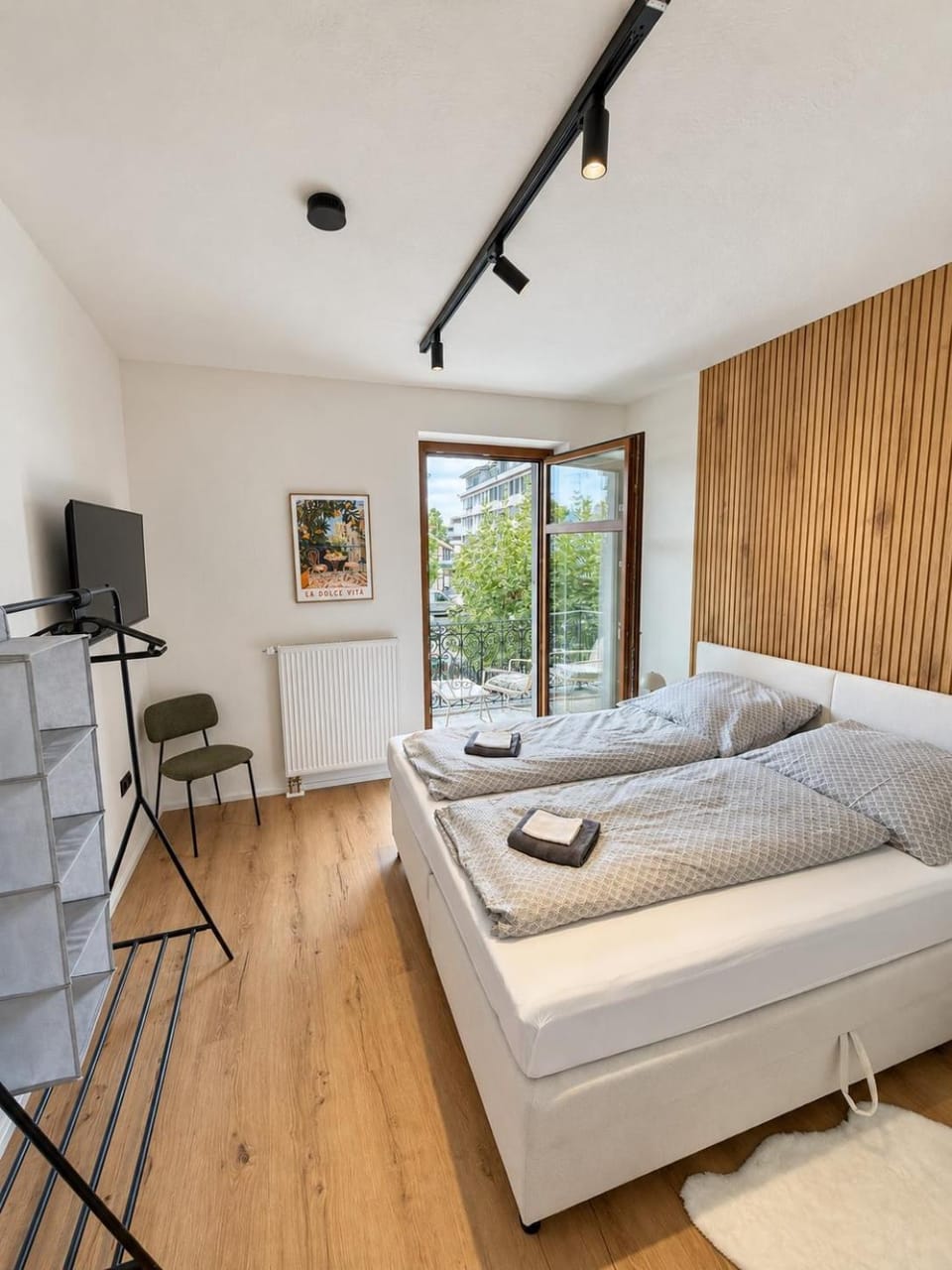 Bed, TV and multimedia, Seating area, Bedroom