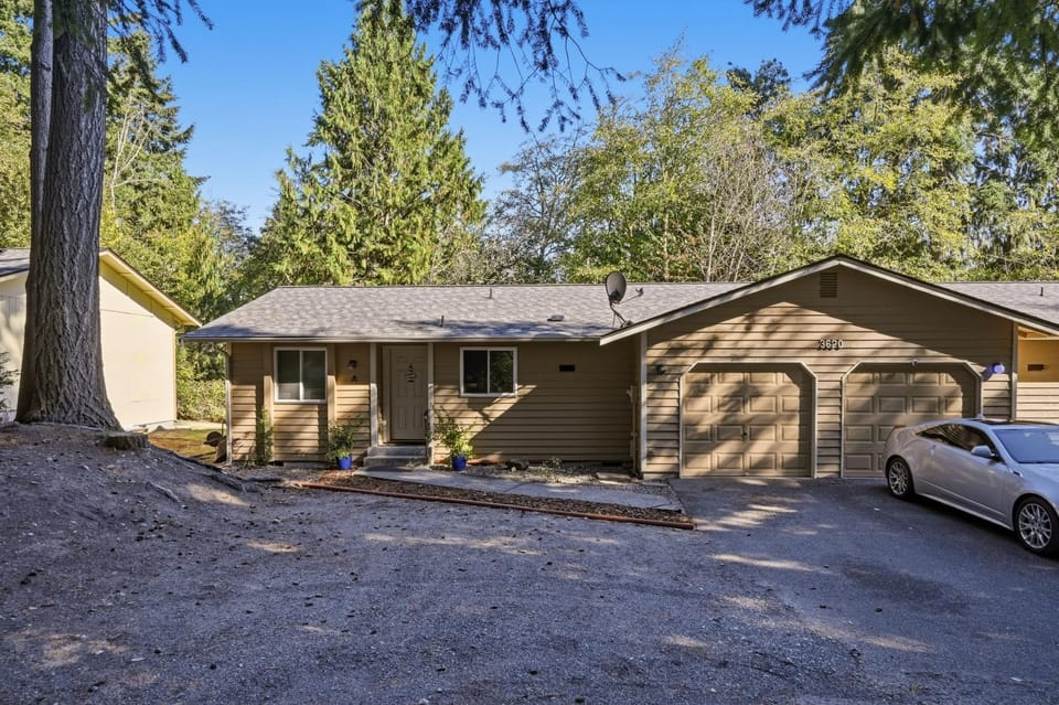 Property building, Facade/entrance, Natural landscape, Parking
