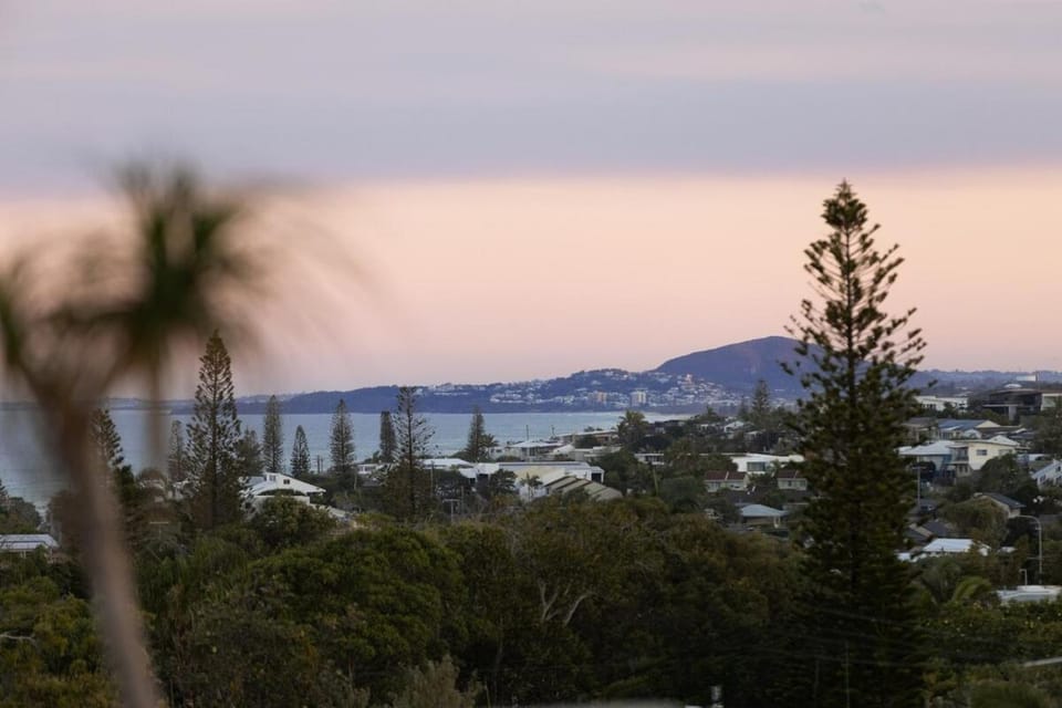 Azure Horizon - Ocean View Penthouse Apartment in Sunrise Beach