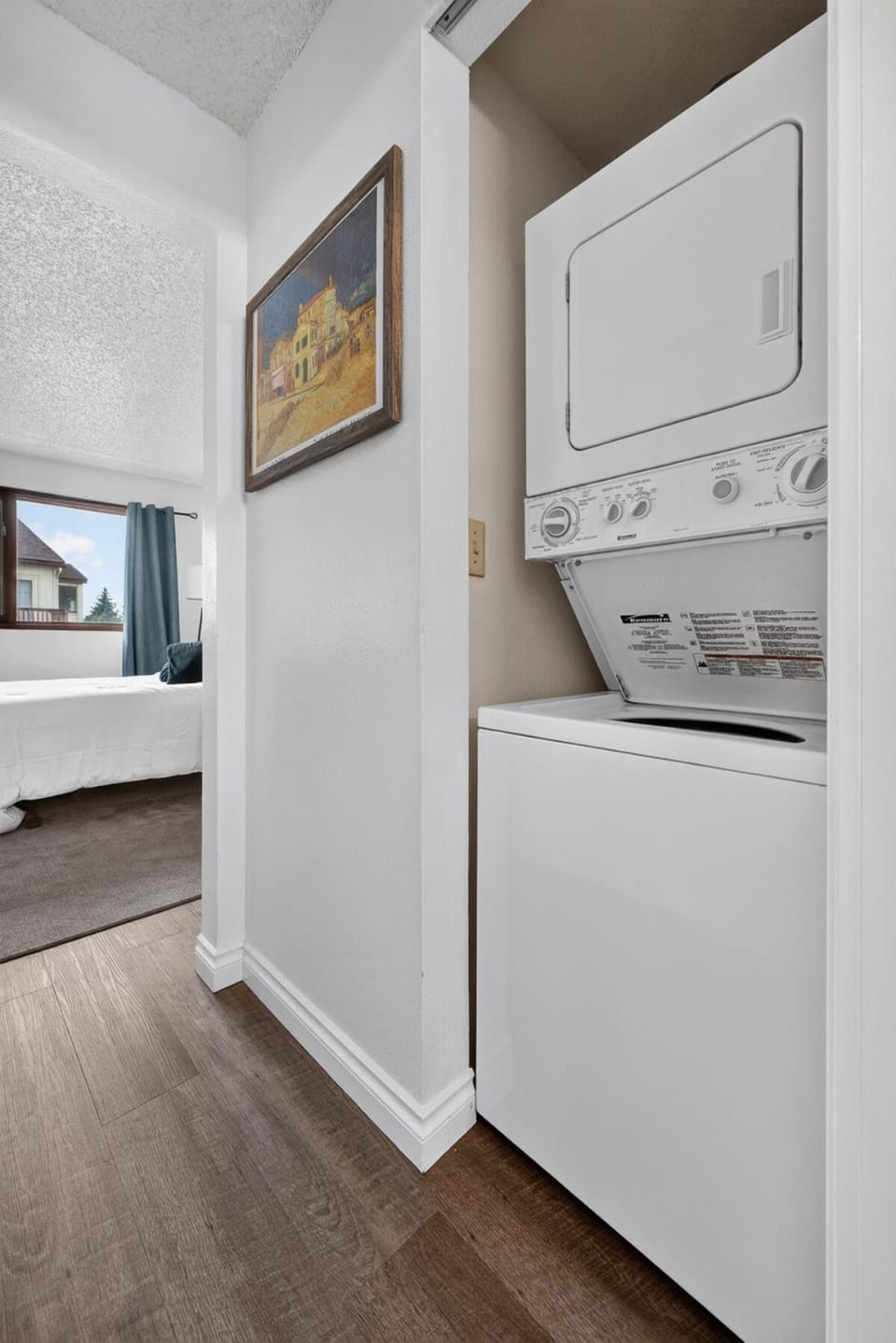 Beautiful condo with heated garage Apartment in Abbott Loop