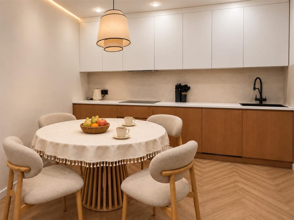 Kitchen or kitchenette, Dining area