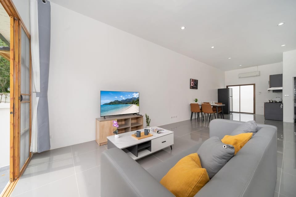 TV and multimedia, Kitchen or kitchenette, Living room, Seating area