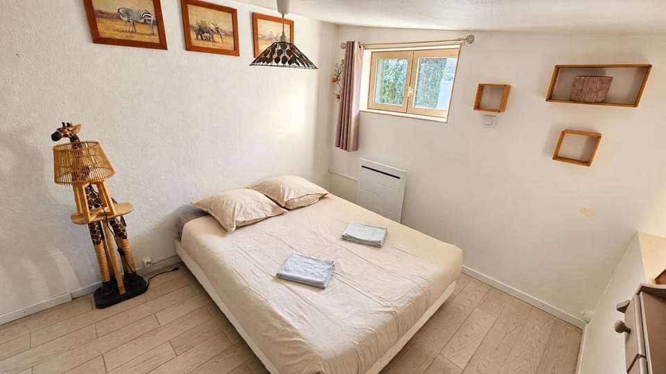 Photo of the whole room, Bedroom