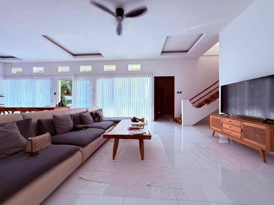 Communal lounge/ TV room, TV and multimedia, Living room, Seating area, Evening entertainment