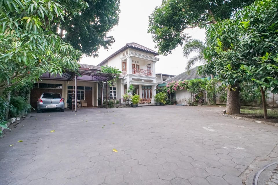 Property building, Garden, Parking