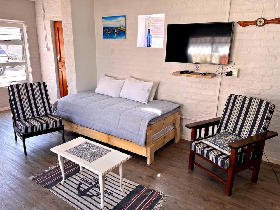 Bed, TV and multimedia, Living room, Photo of the whole room, Seating area