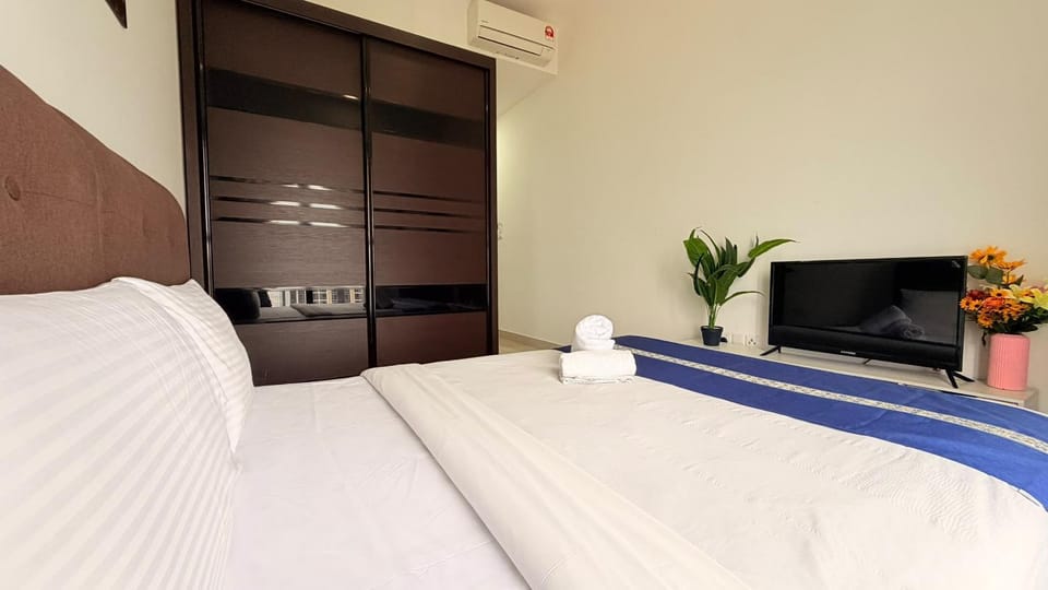 Bed, TV and multimedia, Evening entertainment, Bedroom, wardrobe, air conditioner
