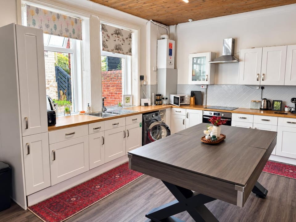 Kitchen or kitchenette, Dining area, kitchen