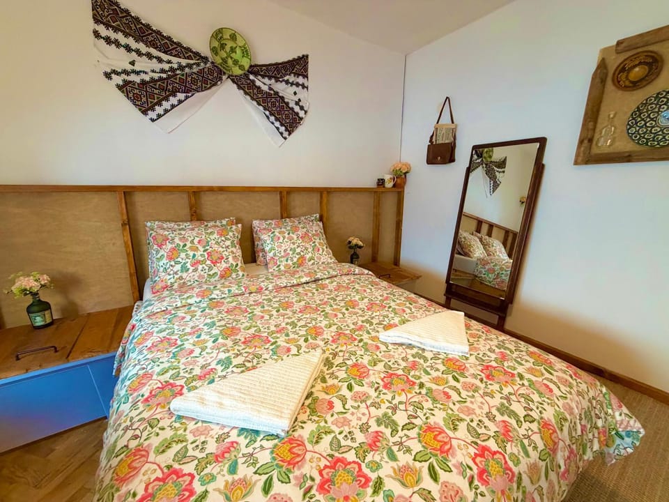 Traditional Romania Bedroom Apartment in Bucharest