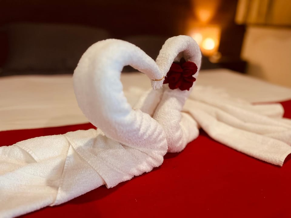 Bed, Bedroom, towels