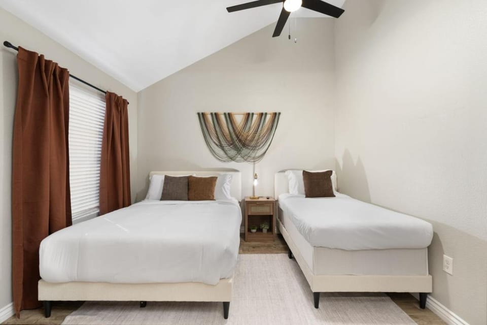 2BR Near Cubs Spring Training w/ Heated Pool & Spa House in Tempe